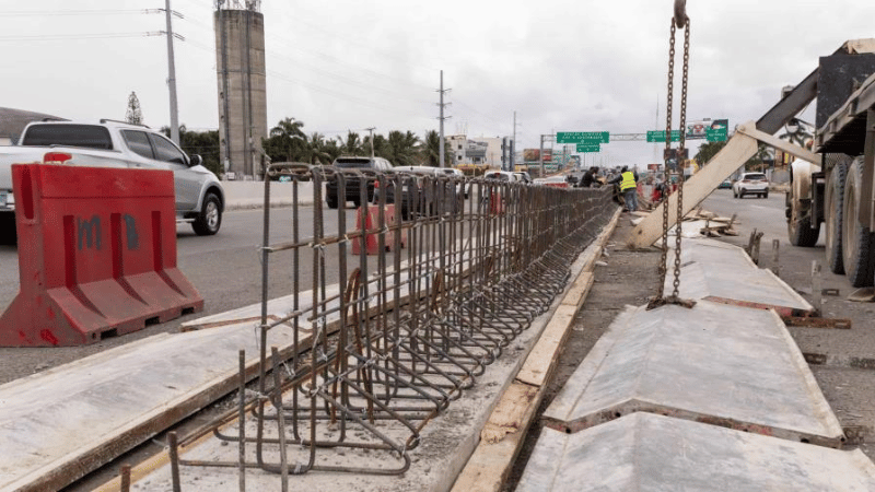 Obras Públicas avanza con la instalación de muros Jersey en el kilómetro 9 de la autopista Duarte