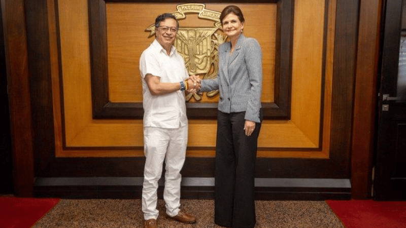 Raquel Peña recibe al presidente de Colombia, Gustavo Petro, en escala hacia Haití