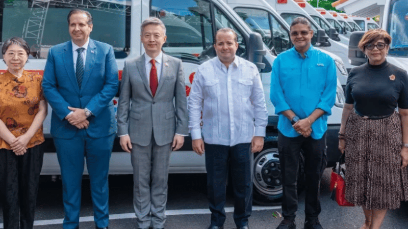 República Dominicana recibe 120 ambulancias donadas por la República Popular China