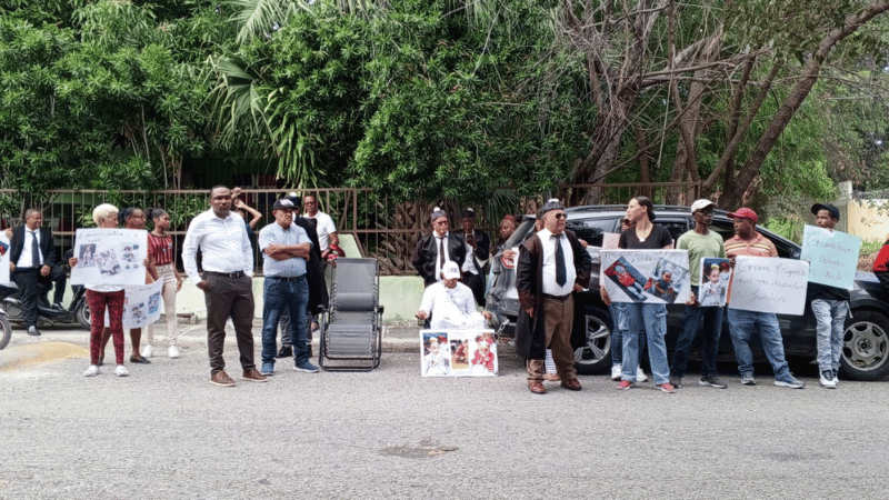 "¡Abogado se encadena frente a Conani exigiendo la devolución de su nieta!"