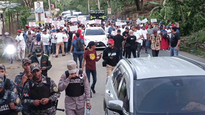 Caos en el tránsito de la carretera Cotuí-Maimón por protesta contra Barrick Gold