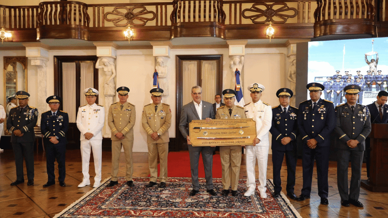 Gobierno Dominicano Reconoce Servicio de Oficiales Policiales y Militares con Bono Especial