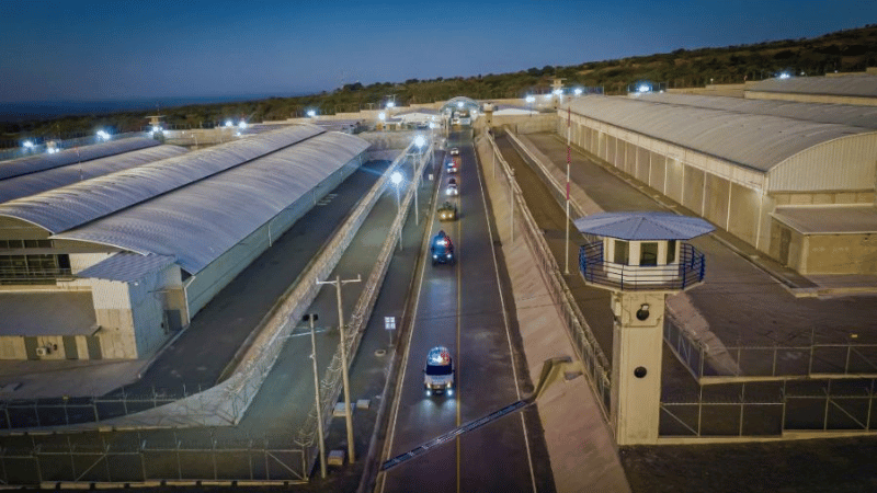 La vida en la megacárcel de El Salvador, símbolo de la lucha contra las pandillas