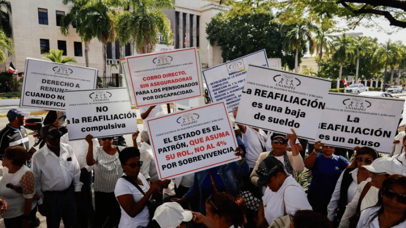 Maestros Pensionados Protestan Frente al Ministerio de Educación por Aumento del Seguro de Sobrevivencia