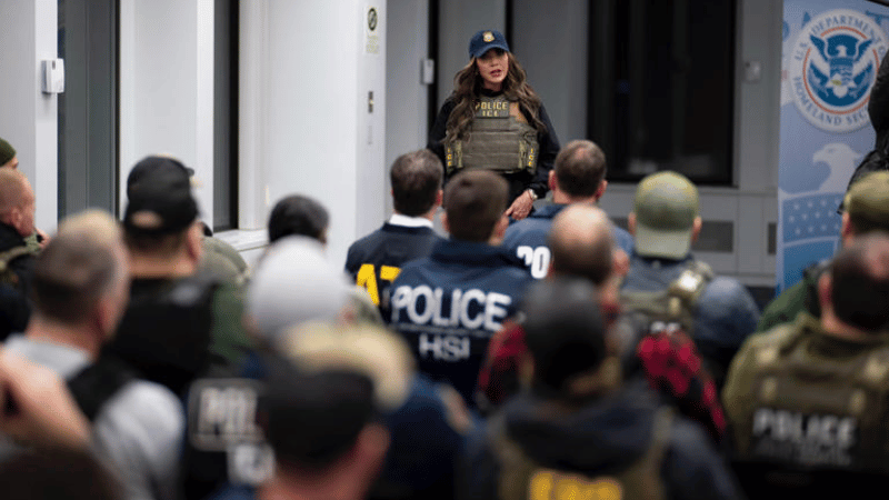 Kristi Noem lidera personalmente redadas migratorias en Nueva York, enfocadas en ciudades santuario