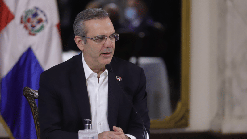 Presidente Abinader Aboga por Regulación de Publicidad Estatal ante Difamación y Noticias Falsas