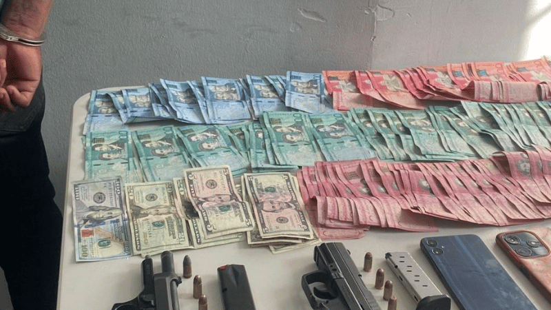 Policía Nacional captura en Baní hombre con armas ilegales y dinero en efectivo durante allanamiento