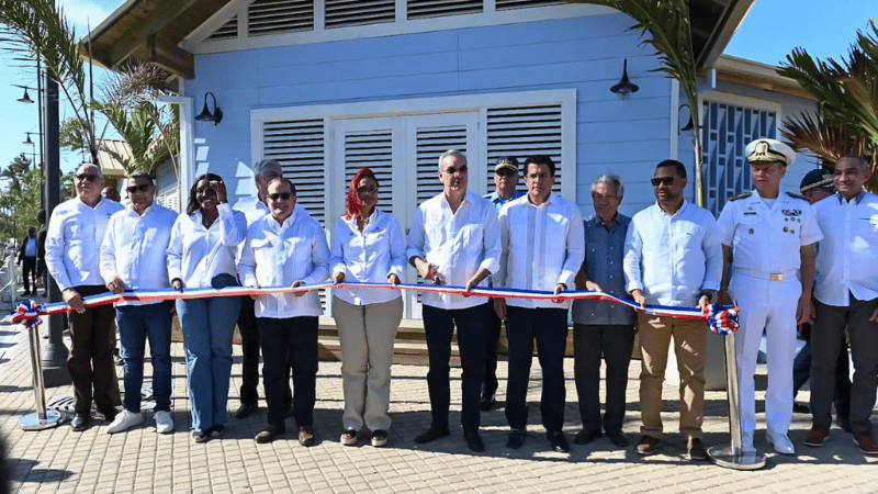 El presidente Luis Abinader y el ministro de Turismo, David Collado, entregan la remodelada Plaza del Pueblo de los Pescadores