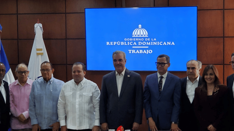 Gobierno anuncia aumento del 20 % al salario mínimo en dos fracciones