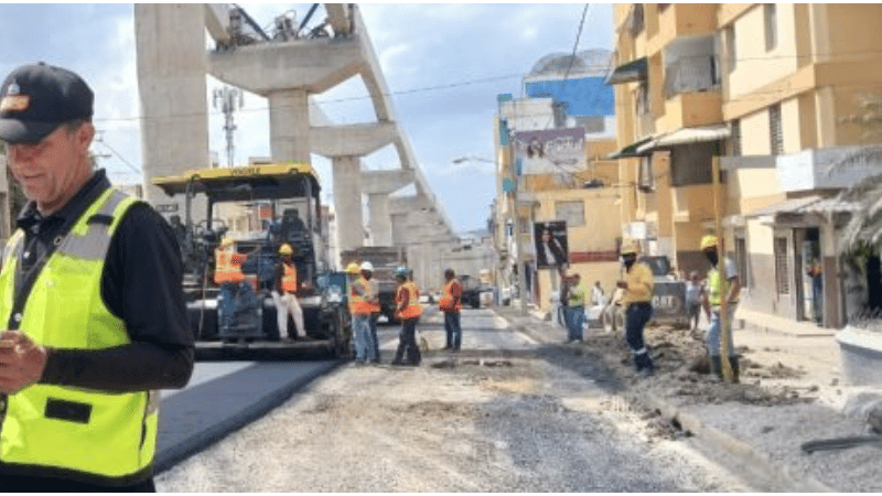 Ministro de Obras Públicas supervisa asfaltado en avenidas afectadas por construcción del monorriel en Santiago