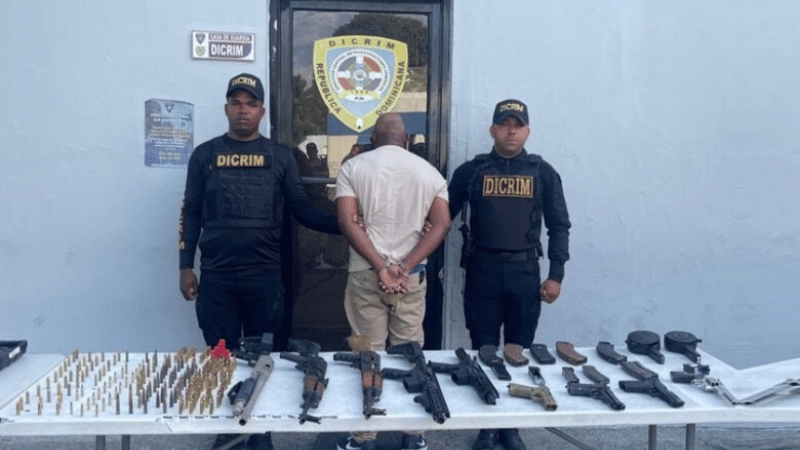 Duro golpe al crimen en Baní: Policía incauta arsenal y motocicletas en allanamiento