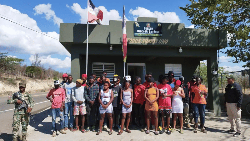 Ejército de la República Dominicana detiene a dos hombres por transporte ilegal de haitianos