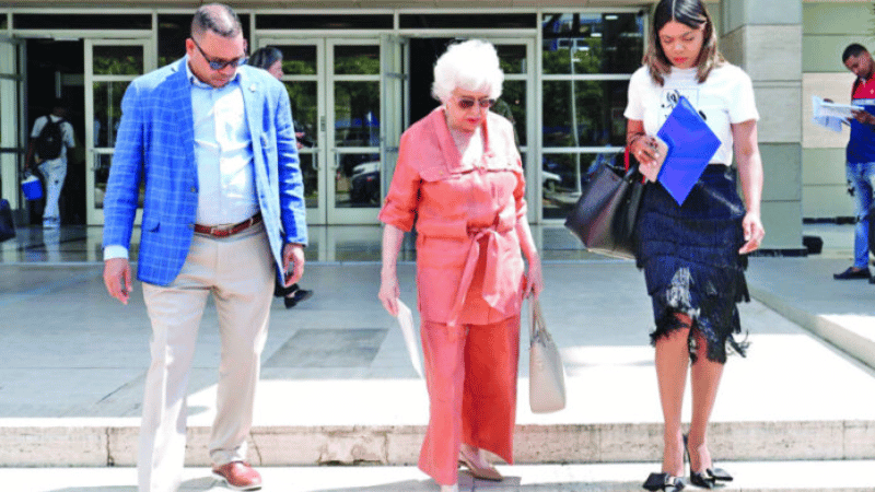 Milagros Ortiz Bosch entrega expediente sobre irregularidades en Educación a la Procuraduría