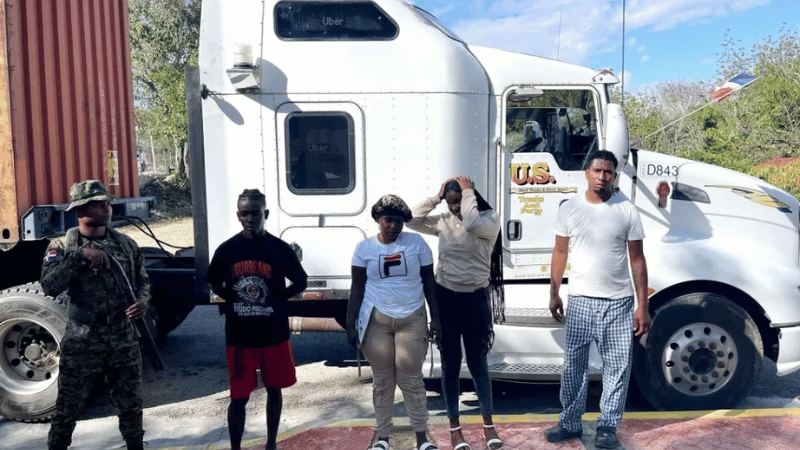 Ejército de República Dominicana encuentra migrantes ocultos en camión en Elías Piña
