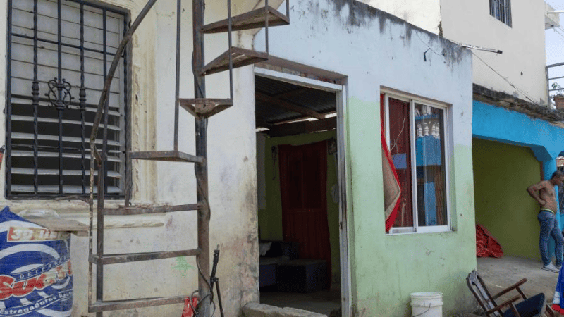 Mujer pierde la vida al intentar proteger a su hijo en trágico ataque armado en Villa Mella