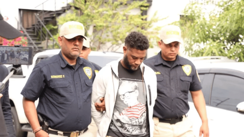 Segundo teniente de la Policía buscado por doble homicidio se entrega a las autoridades