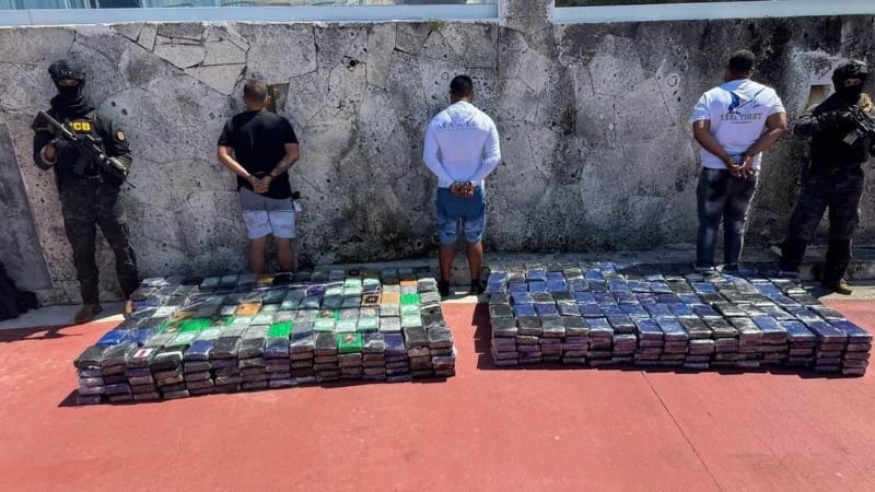 VIDEO – DNCD decomisa 993 paquetes de cocaína en embarcación en La Altagracia y detiene a tres hombres