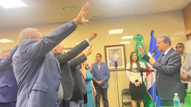 Leonel juramenta en la Fuerza del Pueblo a dirigentes del PRM y del PLD en España