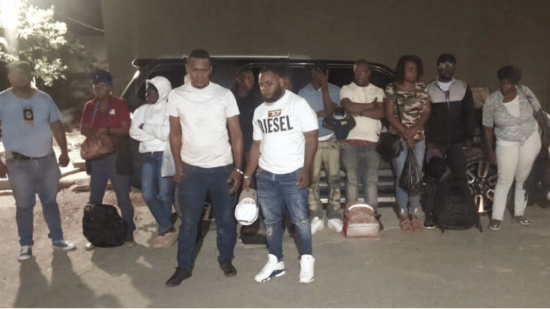 Detienen a Dos Hombres con 15 Inmigrantes Haitianos Indocumentados en Montecristi