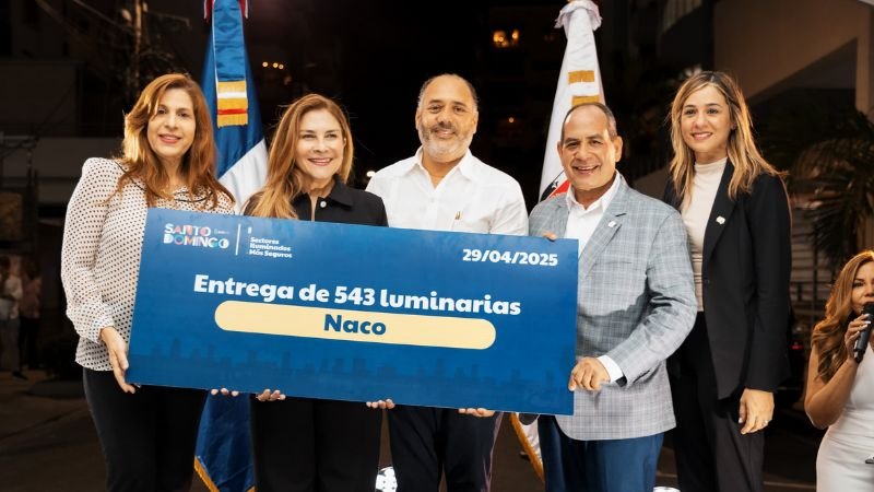 Carolina Mejía mejora seguridad de Naco con la entrega de 543 luminarias led instaladas