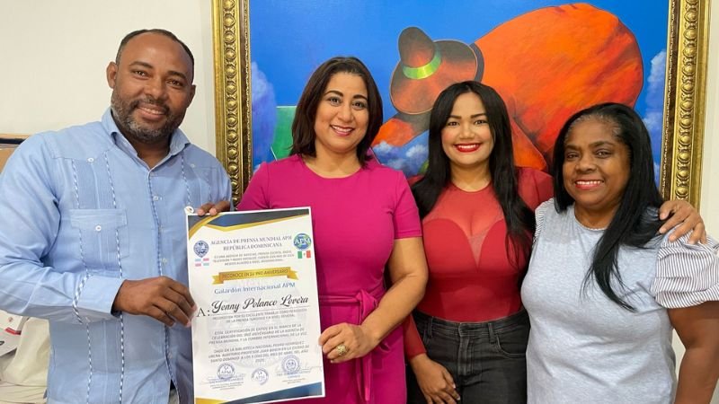 Yenny Polanco Lovera recibe reconocimiento por sus aportes al periodismo turístico en el 9no aniversario de la Agencia de Prensa Mundial
