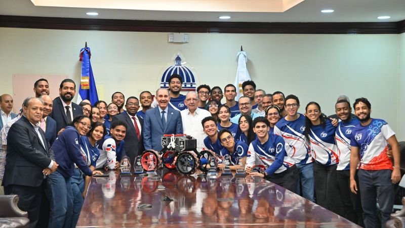 Ministro del Mescyt recibe al equipo Apolo 27 tras histórica hazaña en competencia de la NASA