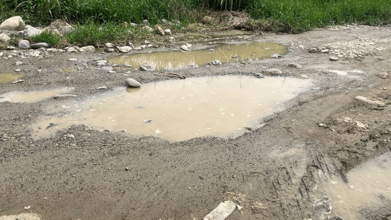 Residentes de Los Alcarrizos denuncian calles intransitables y alcantarillas tapadas cerca de escuela primaria