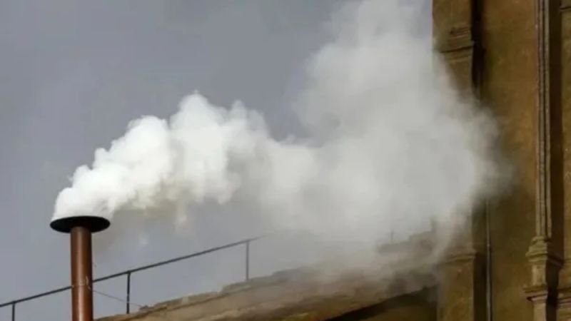 "Habemus Papam”: Sale humo blanco de la Capilla Sixtina del Vaticano