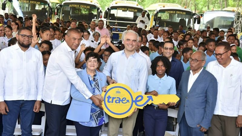 Entregan flotilla de 36 autobuses del transporte escolar Trae