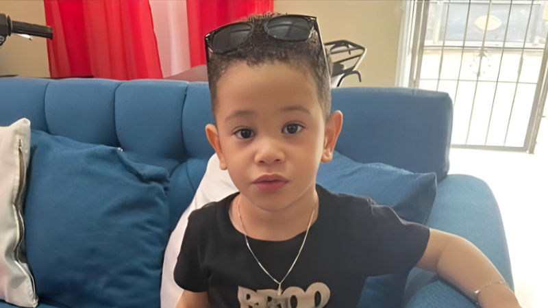 Autoridades intentan allanar residencia en Salcedo por caso del niño Roldany Calderón