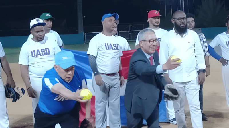 El MESCyT y la UASD dividen honores en softbol gubernamental