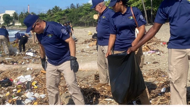 Ministerio de Defensa, a través del EGDC, organiza jornada de limpieza en la playa Gringo de Haina