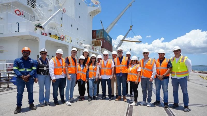 Autoridades muestran avances en construcción del Puerto de Manzanillo a prensa nacional e internacional