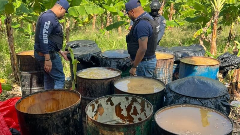 Desmantelan laboratorio clandestino con más de 2,000 galones de clerén en Navarrete