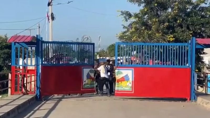 Instalan puerta fronteriza en el puente sobre el río Masacre: “No es para separar, es para proteger”