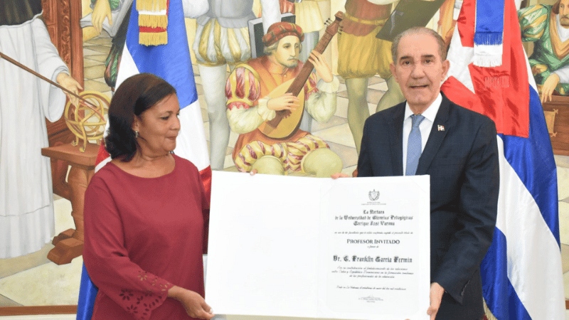 Ministro del Mescyt es reconocido por aportes