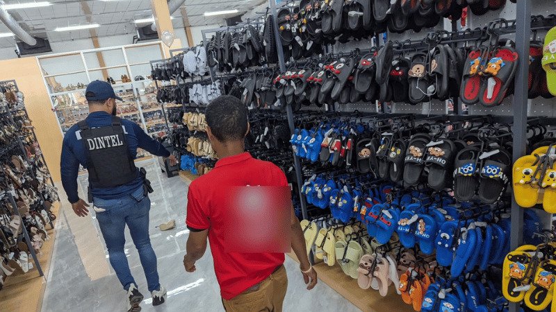 PN y Ministerio Público incautan más de 1,500 calzados falsificados en tienda de La Vega