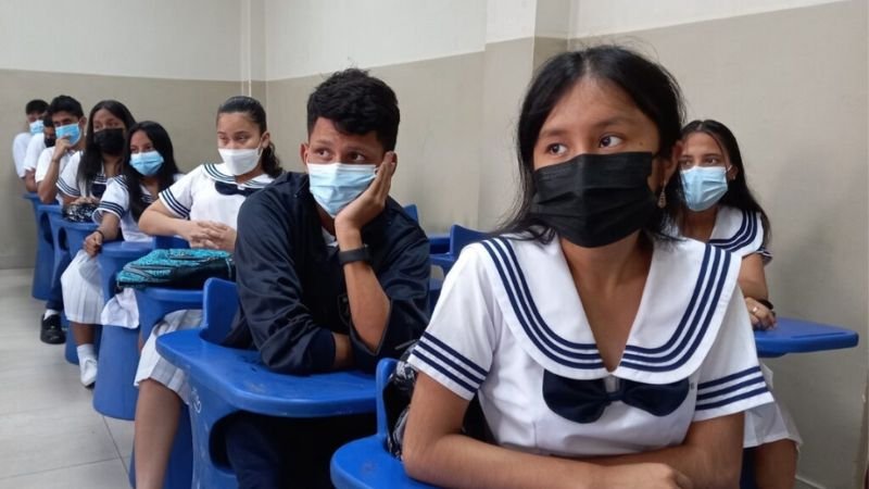 Ecuador establece uso obligatorio de mascarilla en escuelas de cuatro provincias por brote de tosferina
