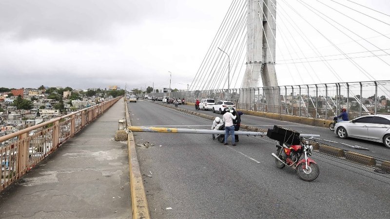 Tránsito habilitado nuevamente en el puente Francisco del Rosario Sánchez tras incidente con postes eléctricos