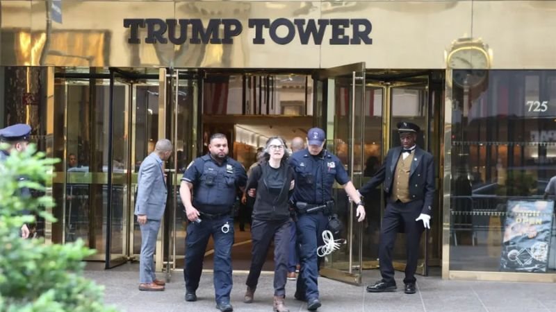 Manifestantes arrestados tras protesta en la Torre Trump contra deportaciones