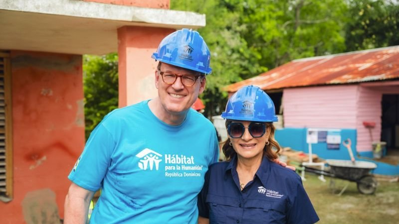 Empresarios se unen para apoyar a familias en la provincia de San Cristóbal Hábitat para la Humanidad República Dominicana celebra CEO BUILD por primera vez en el país.