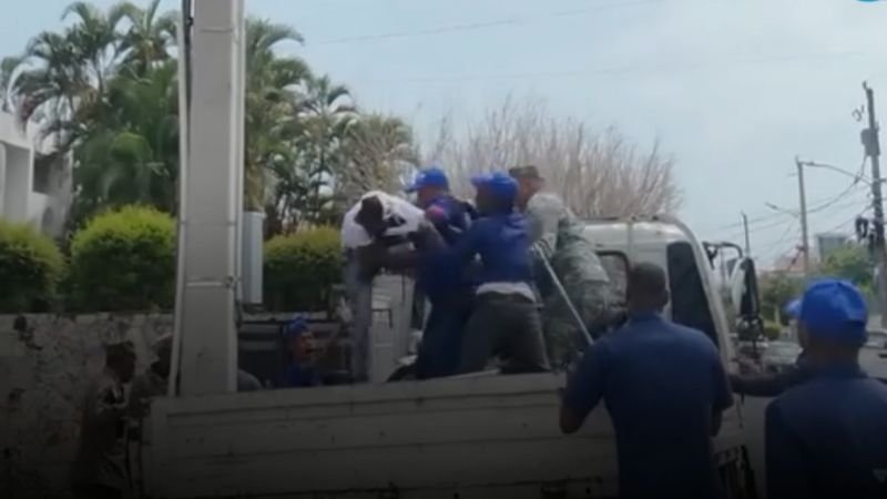 VIDEO: Ciudadanos y empleados de la Alcaldía del Distrito Nacional protagonizan confrontación en Ensanche Julieta