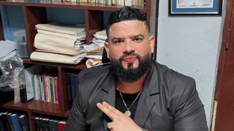 Abogado Diego Guzmán denuncia intento de silenciar su labor educativa contra fraudes bancarios