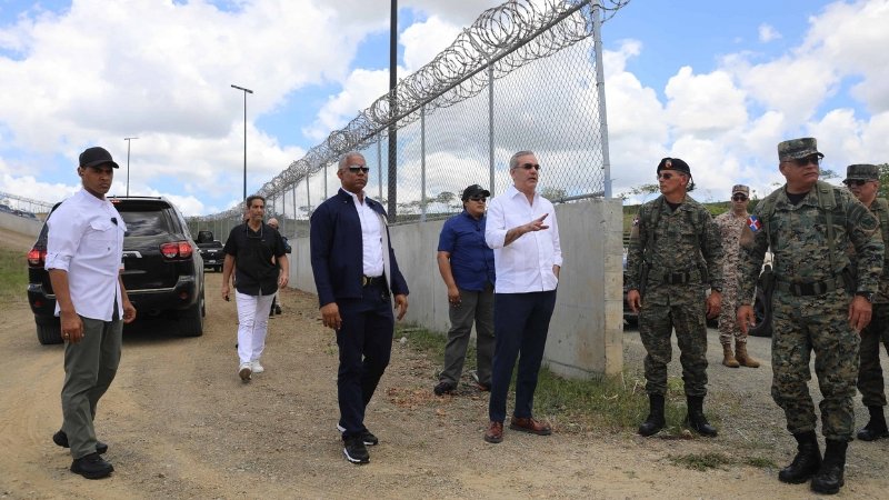 Abinader inspecciona la frontera y responde a críticas de Amnistía Internacional