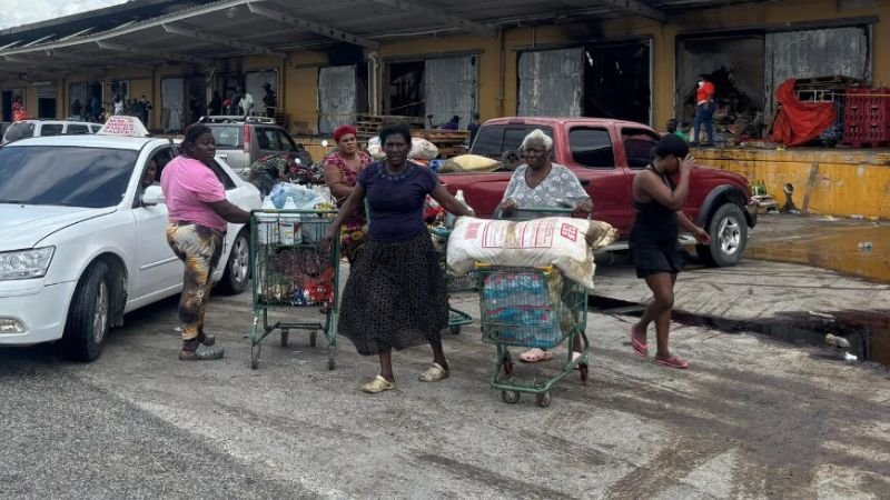 Silencio y tensión tras incendio en el Merca Santo Domingo; saqueos complican la escena