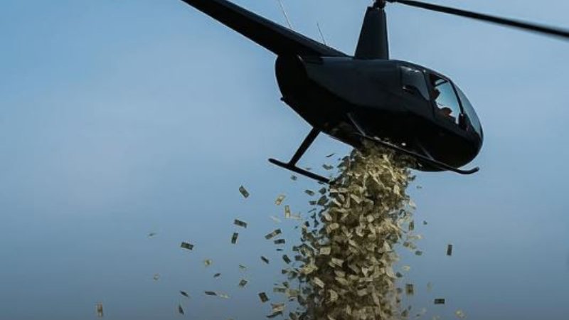 Desatan lluvia de dólares desde helicóptero en Detroit como último deseo