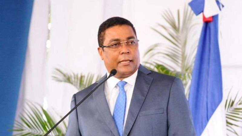 Víctor D’Aza sorprende en encuesta empresarial tras anunciar aspiración presidencial