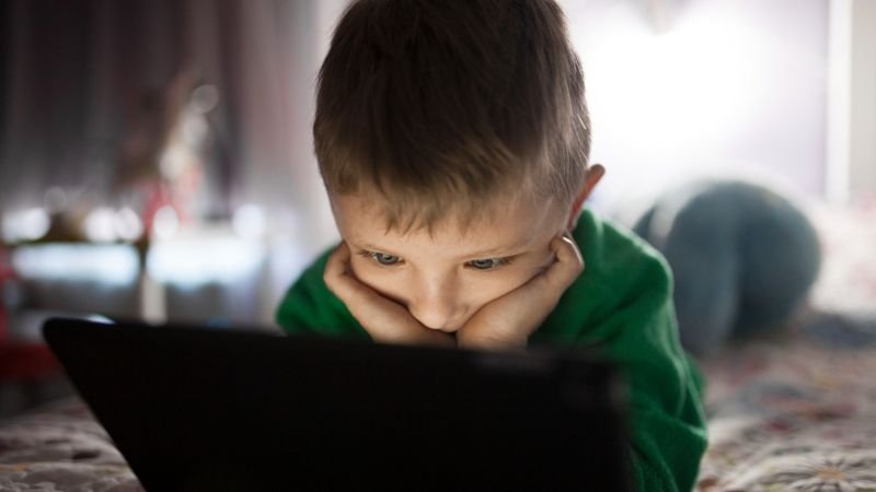 El poder invisible: cómo los algoritmos moldean el mundo digital de nuestros hijos