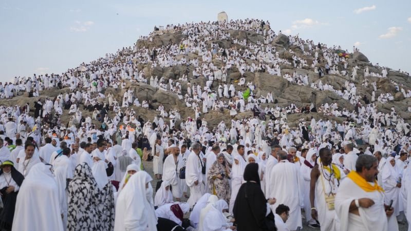 Miles de fieles rezan en el Monte Arafat entre medidas contra el calor extremo