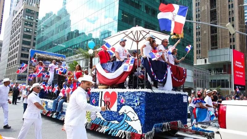 ¡El Dembow se Apodera del Bronx: Un Desfile de Ritmo y Orgullo Dominicano!